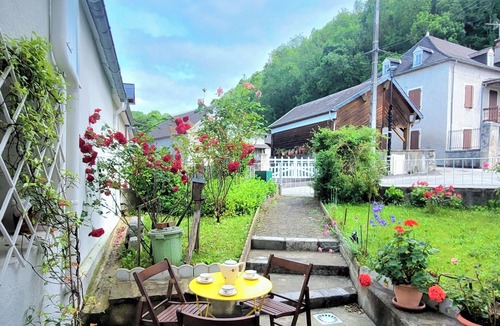 Tardets-Sorholus Apartment | Tardets Centre Apartment with garden