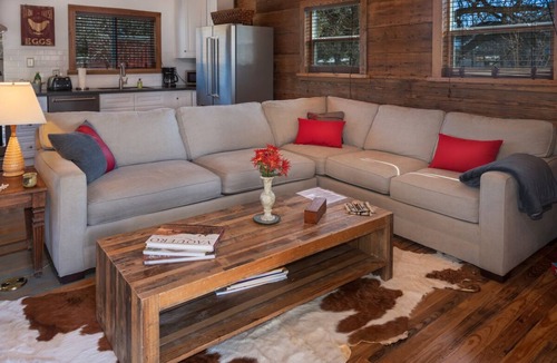 Tarpley House | Tarpley Guesthouse/Hill Country/Private Pool