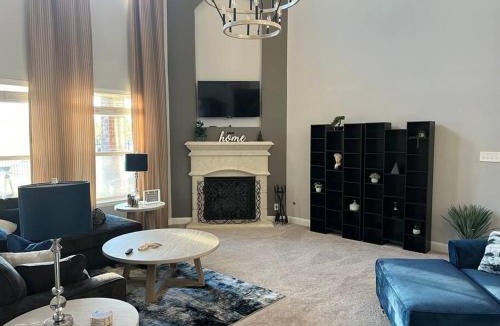 Iowa Colony House | Taste of Texas Luxury Lakeside Beauty