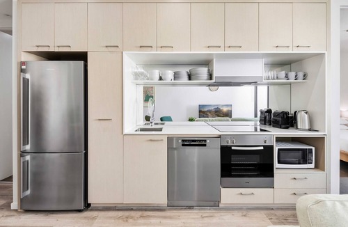 Richmond North Apartment | Tasteful 2-Bed Unit By Bridge Rd Shops