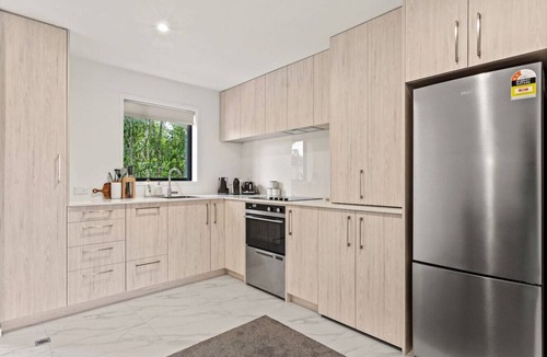 Henderson House | Tasteful Auckland 2 Bed/1 Bath