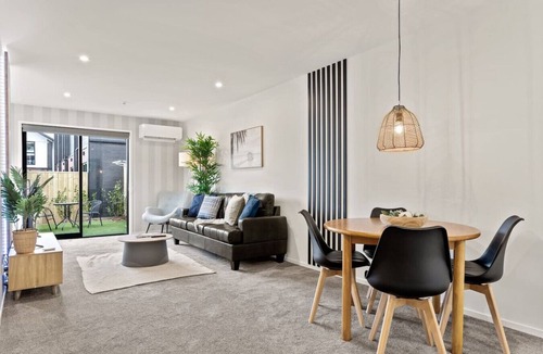 Henderson House | Tasteful Auckland 2 Bed/1 Bath