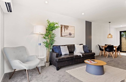 Henderson House | Tasteful Auckland 2 Bed/1 Bath