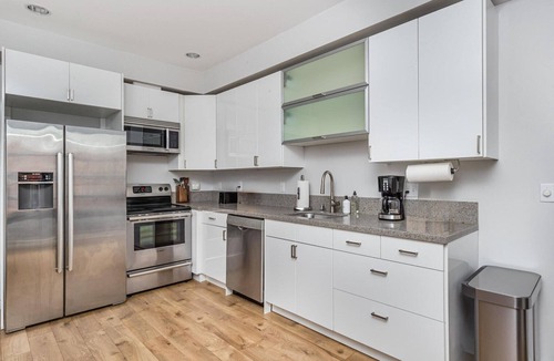 Fremont Apartment | Tasteful Fremont 2BR w/Lots of Light, nr Canal Park, by Blueground