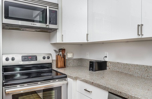 Fremont Apartment | Tasteful Fremont 2BR w/Lots of Light, nr Canal Park, by Blueground