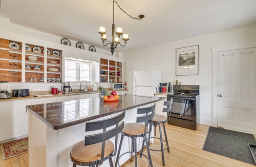 Gardiner Apartment | Tasteful Gardiner Triplex Near Downtown Augusta!