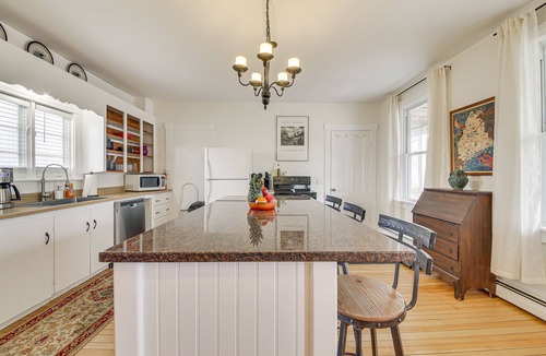 Gardiner Apartment | Tasteful Gardiner Triplex Near Downtown Augusta!