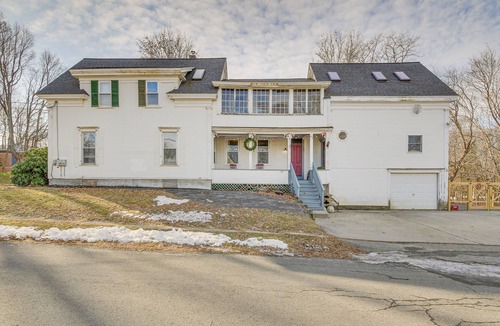 Gardiner Apartment | Tasteful Gardiner Triplex Near Downtown Augusta!