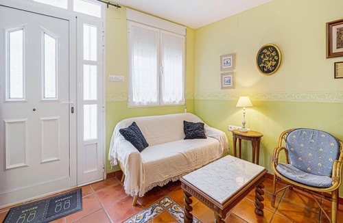 Mahora House | Tasteful holiday home in Mahora with balcony/terrace