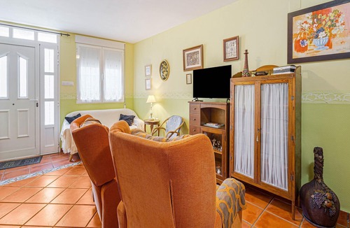 Mahora House | Tasteful holiday home in Mahora with balcony/terrace