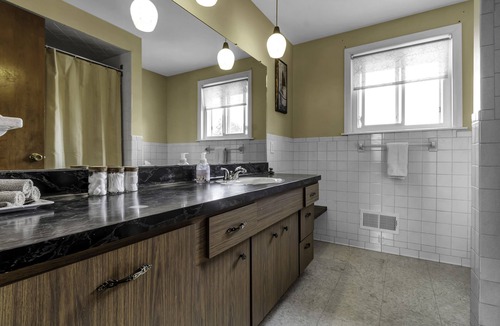 Tonawanda Apartment | Tasteful loft, work-friendly