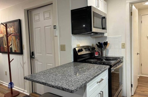 New Haven Apartment | Tasteful two bedroom just minutes to Middlebury!