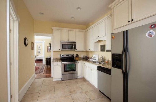 Historic District - North House | Tasteful Two Bedroom on Warren Square with Parking by Lucky Savannah