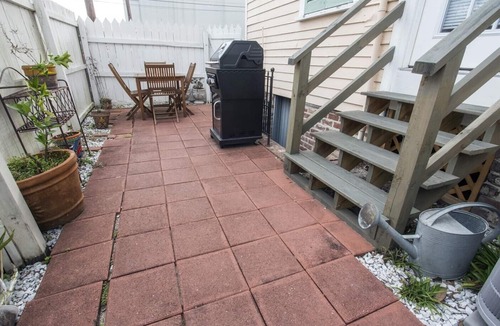 Historic District - North House | Tasteful Two Bedroom on Warren Square with Parking by Lucky Savannah