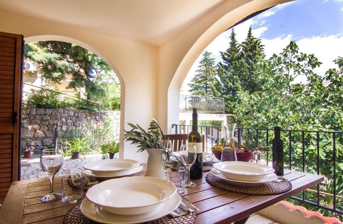 Kornic Apartment | Tasteful vacation apartment near the sea