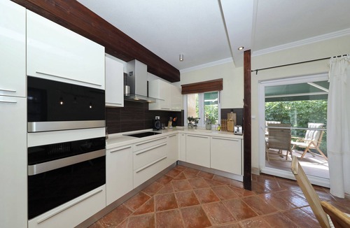 Murter House | Tasteful vacation home for max. 6 persons (3 bedrooms), only 50m from the beach