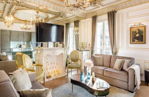 Bonne-Nouvelle Apartment | TASTEFULLY COMPLEMENTED BY CONTEMPORARY LUXURY IN A HERITAGE BUILDING- LOUVRE