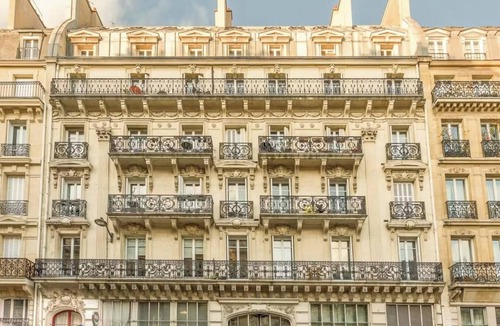 Bonne-Nouvelle Apartment | TASTEFULLY COMPLEMENTED BY CONTEMPORARY LUXURY IN A HERITAGE BUILDING- LOUVRE
