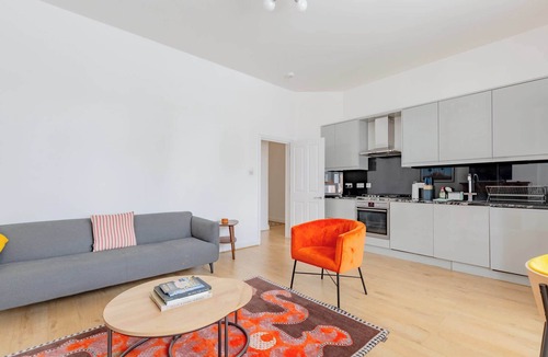 Queen's Park Apartment | Tastefully Decorated 2BD Flat Near Queens Park