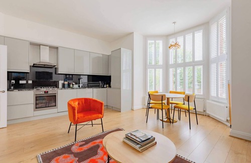 Queen's Park Apartment | Tastefully Decorated 2BD Flat Near Queens Park