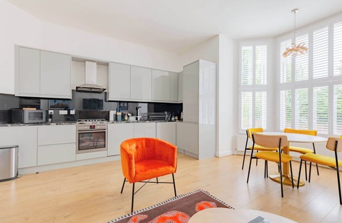 Queen's Park Apartment | Tastefully Decorated 2BD Flat Near Queens Park