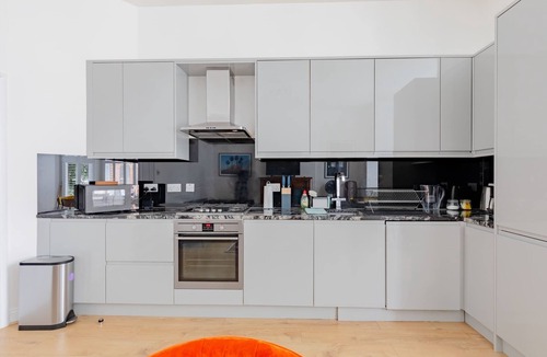 Queen's Park Apartment | Tastefully Decorated 2BD Flat Near Queens Park