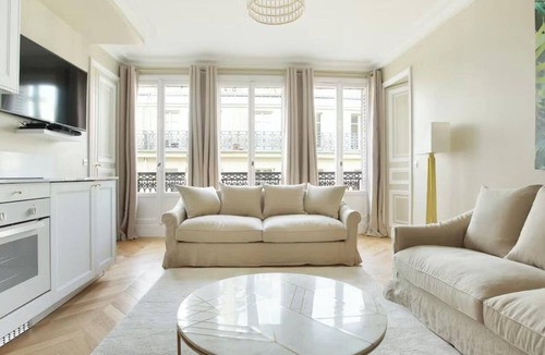 Madeleine Apartment | TASTEFULLY DECORATED & STEPS AWAY FROM THE ICONIC MADELEINE & PALAIS GARNIER