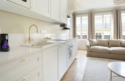 Madeleine Apartment | TASTEFULLY DECORATED & STEPS AWAY FROM THE ICONIC MADELEINE & PALAIS GARNIER