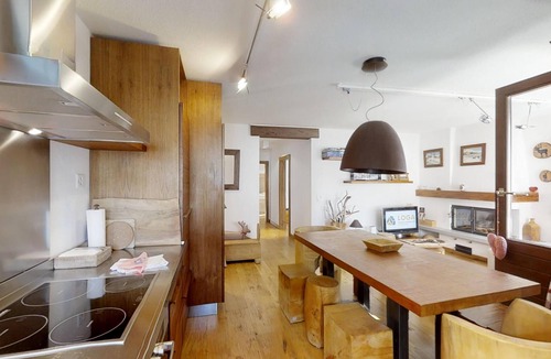 Sils-Maria Apartment | Tastefully renovated 3-room apartment on the first floor, approx.