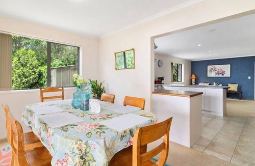 Kawaha Point House | Tatai Lake Edge - 4 Bed Rotorua Lakefront