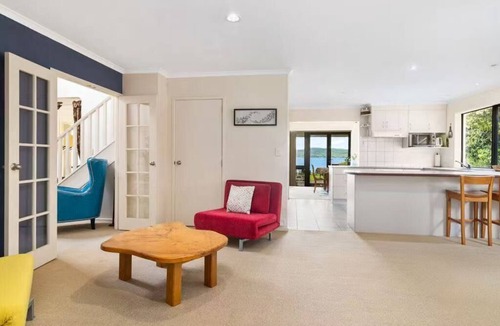 Kawaha Point House | Tatai Lake Edge - 4 Bed Rotorua Lakefront