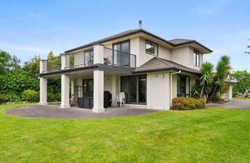 Kawaha Point House | Tatai Lake Edge - 4 Bed Rotorua Lakefront