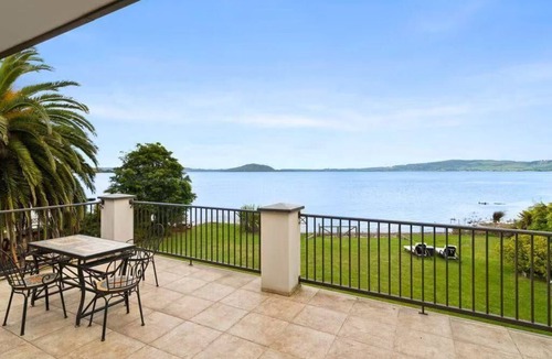 Kawaha Point House | Tatai Lake Edge - 4 Bed Rotorua Lakefront