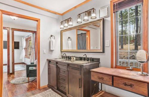 Custer House | Tatanka Hideaway Hot Tub Pool Table Massive Space