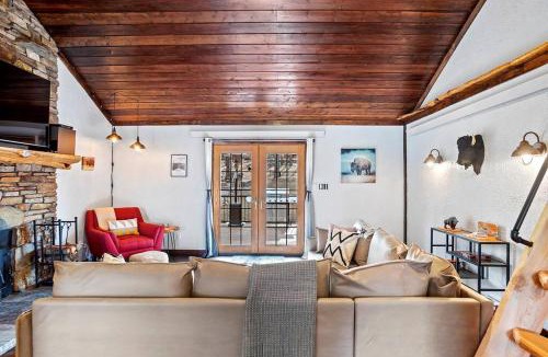 Custer House | Tatanka Hideaway Hot Tub Pool Table Massive Space