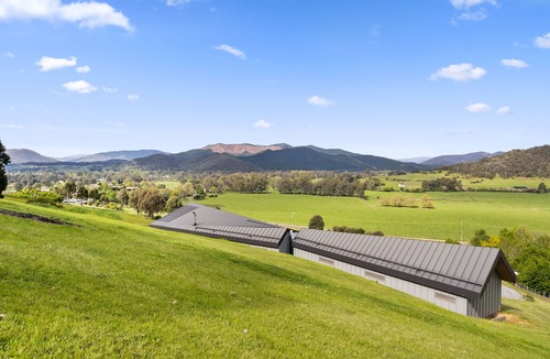Myrtleford House | Tatoonie - Holiday Lodge