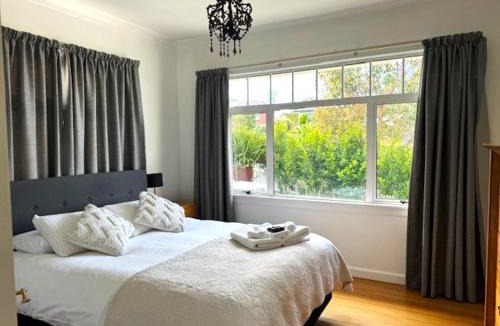 Tauranga South House | Tauranga - Stylish & Centrally Located Near Hospital