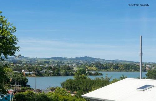 Tauranga South House | Tauranga - Stylish & Centrally Located Near Hospital