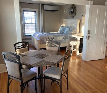 Newport Apartment | Tavern - The Blue Suite