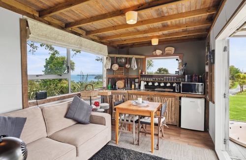 Tawharanui Cottage | Tawharanui Cabin - Rural Cabin Studio