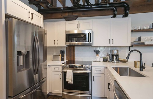Nashville Condo | TB309 ~ Unique Flat w/Elevator ~ 1865 Club/Bar On Site ~ Pool ~ 2 Miles to Broadway ~ Free Parking