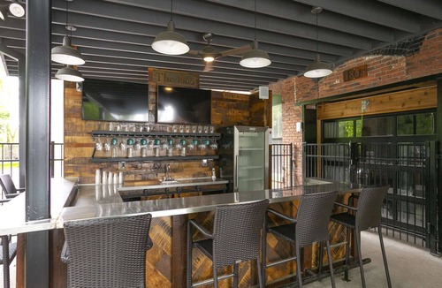 Nashville Condo | TB309 ~ Unique Flat w/Elevator ~ 1865 Club/Bar On Site ~ Pool ~ 2 Miles to Broadway ~ Free Parking