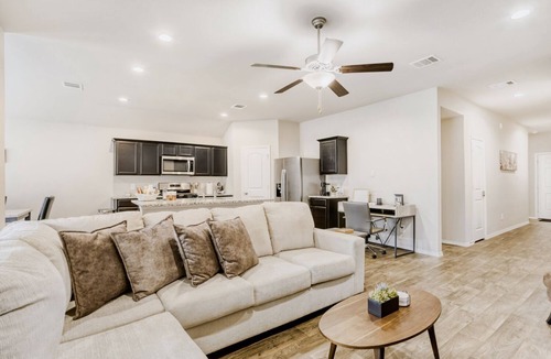 Magnolia House | TCH - Comfy 4bd/2ba home in Magnolia w/Workspace