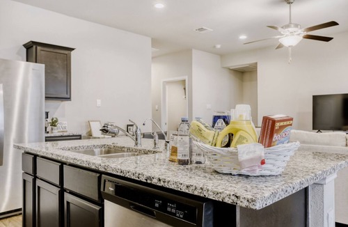 Magnolia House | TCH - Comfy 4bd/2ba home in Magnolia w/Workspace