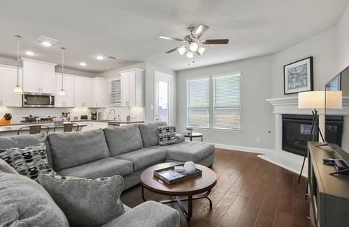 Cowley House | TCH - Cozy 3bd/2.5ba in Plano with Workspace