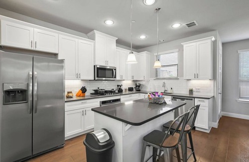Cowley House | TCH - Cozy 3bd/2.5ba in Plano with Workspace
