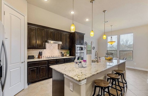 Roanoke House | TCH - Spacious 4bd/2ba in Roanoke w/Office&Garage
