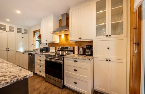 Sainte-Agathe-des-Monts Ski Chalet | tCOZY COTTAGE - MOUNTAIN VIEW - HEATED POOL - Long term stays only