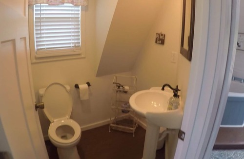 Creola Cottage | Tea For Two centrally located within the Hocking Hills