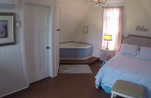 Creola Cottage | Tea For Two centrally located within the Hocking Hills